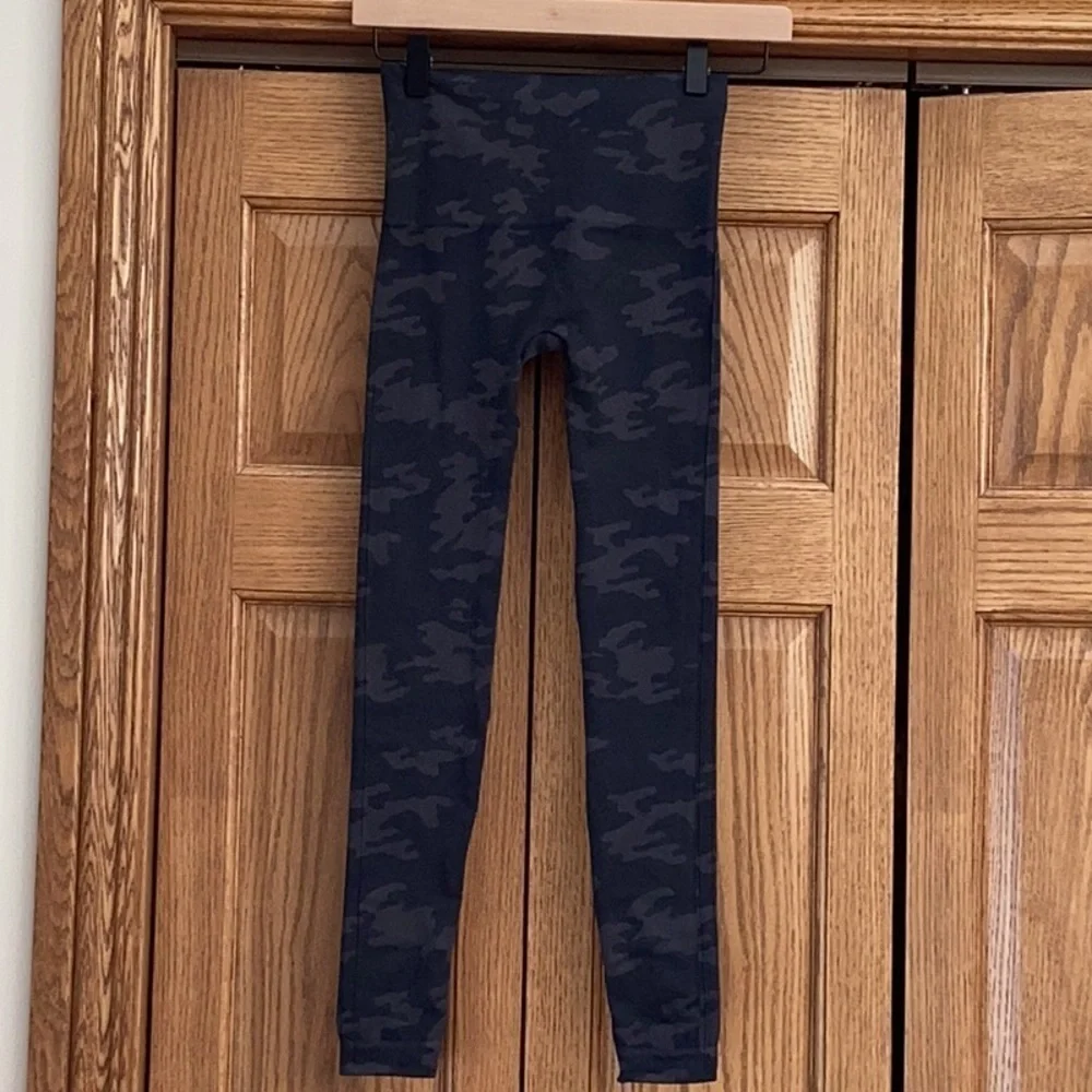 SPANX Black Camo seamless look at me now Leggings, women’s size small. 🌸NWT🌸